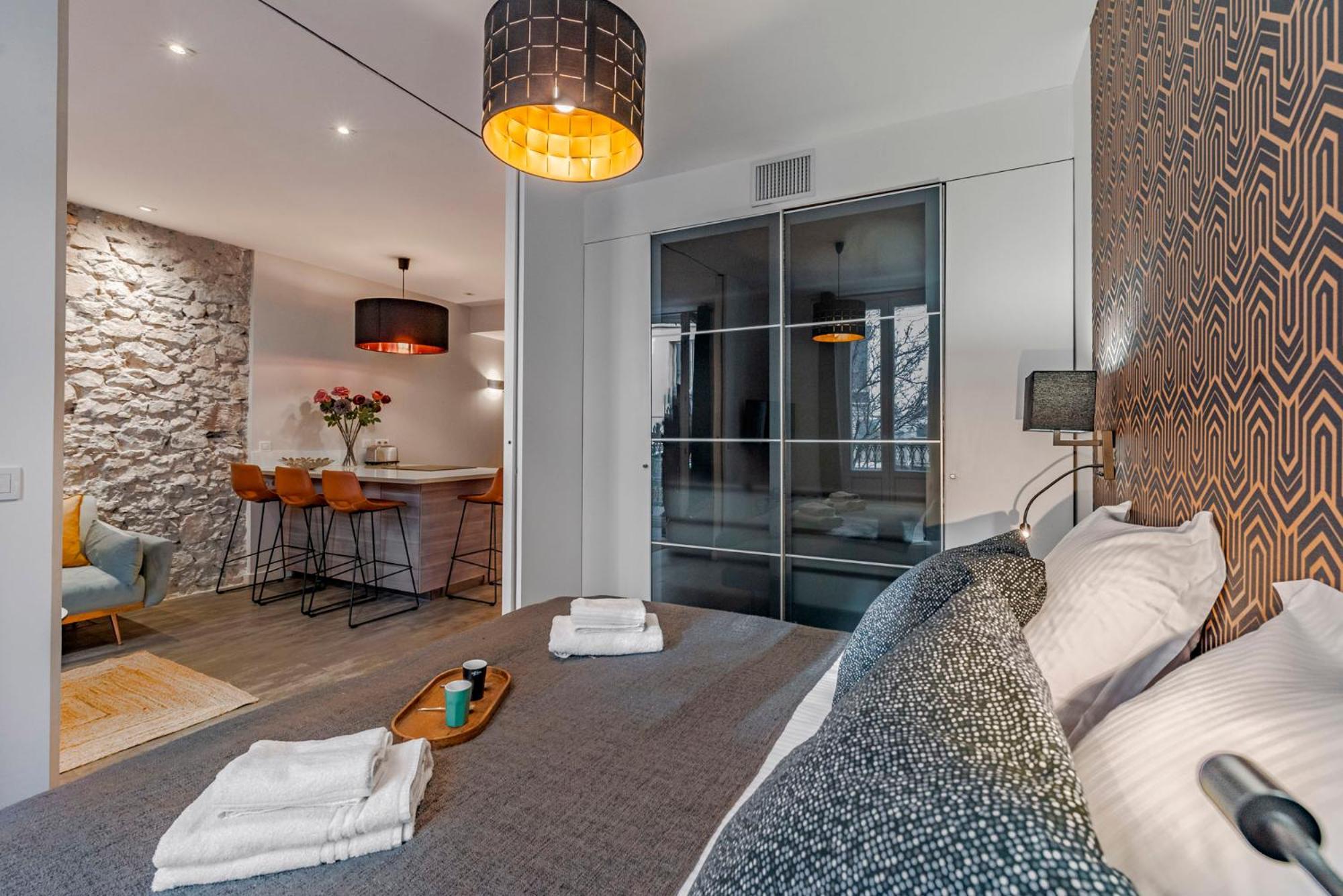 Luxury Family 2Br - Prime Location, Walk To Beach & Shopping, Sunny Balcony - Totolulu Cannes Hoche Eksteriør bilde